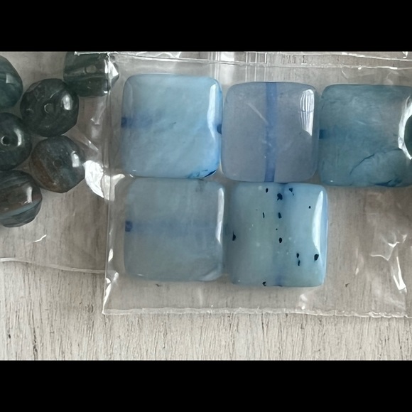 Assortment of gemstone, glass and pearl beads in blue shades - Picture 3 of 11